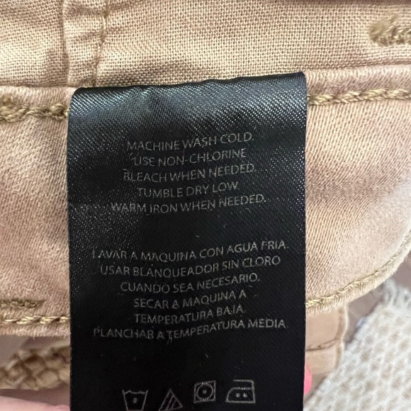 ⭐️ Banana Republic Women's Beige Shorts - Picture 9 of 10